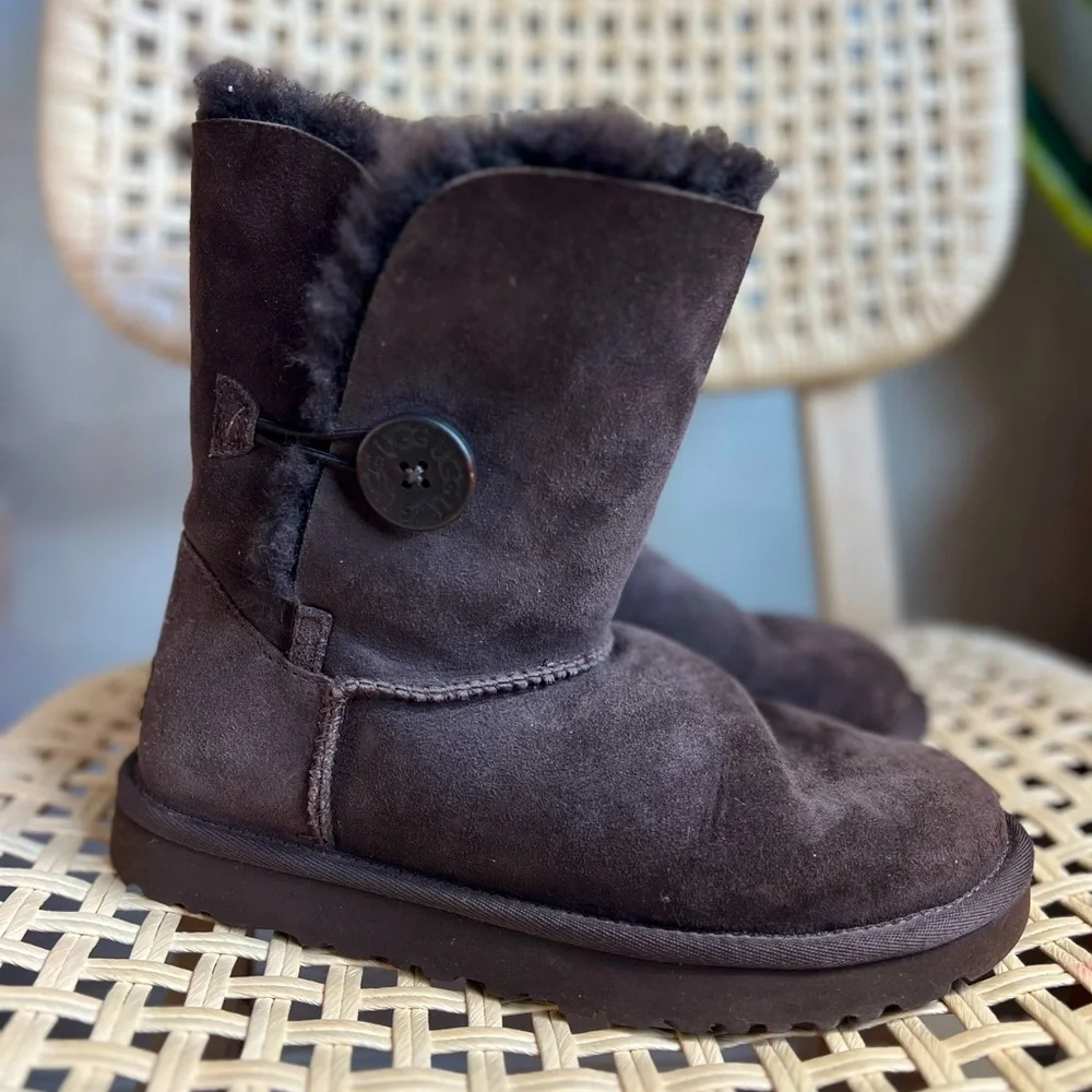UGG Australia Bailey Button Boots Women’s 7 Brown Sheepskin Fur Lined Winter